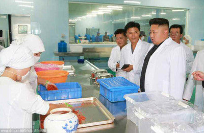 高清:金正恩穿“白大褂”視察水產(chǎn)品加工廠 (8)